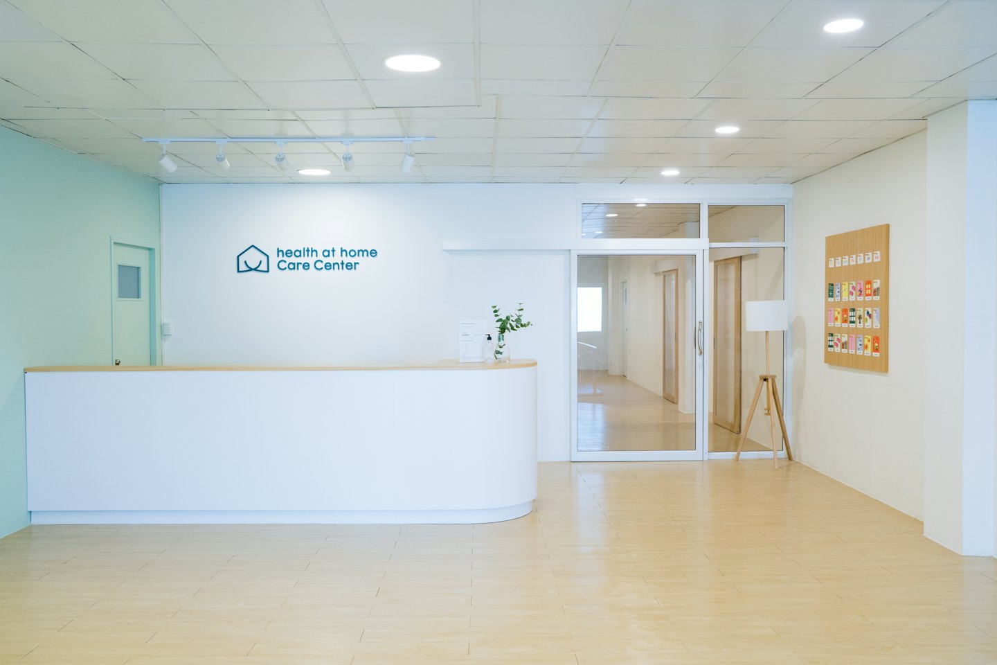 Recepción moderna en un pasillo limpio de centro de salud.